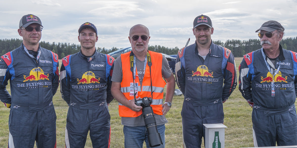 Z pilotami czeskiego zespołu akrobacyjnego The Flying Bulls na Pikniku Lotniczym w Nowym Targu – VII’2019 r.