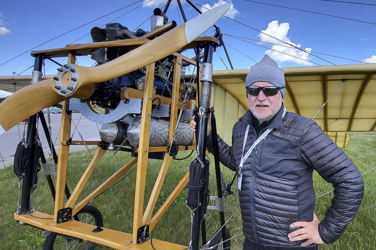 Przed samolotem Bleriot podczas Aviatická pouť w Pardubicach – V’2022 r.