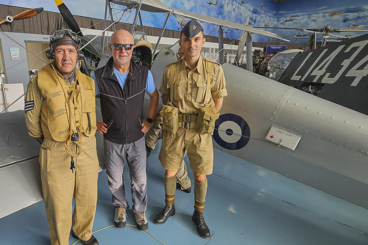 Z członkami grupy rekonstrukcyjnej w Greek Air Force Museum – XI’2025 r.